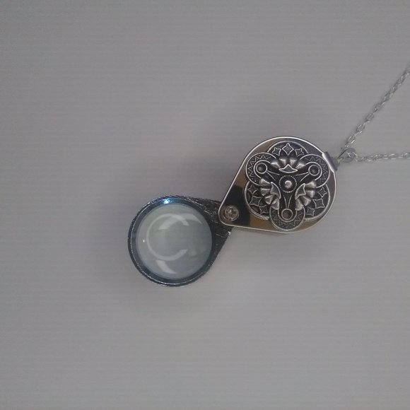 Magnifying Glass Antique Silver Swirly Art Nouveau Loupe Pendant Necklac… - Picture 4 of 6